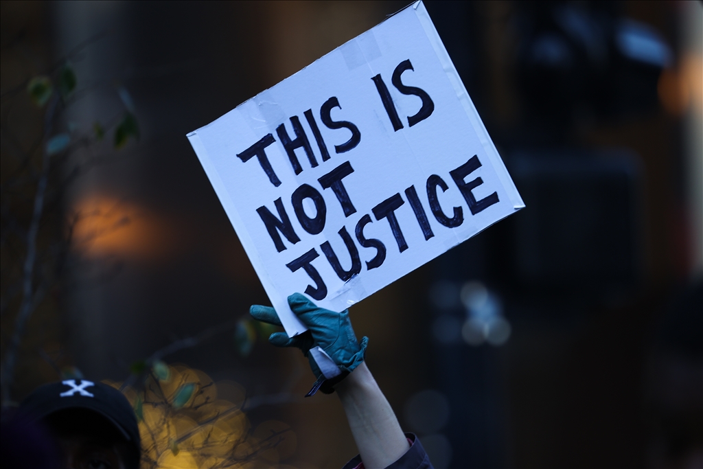 ABD'de Rittenhouse'un beraat etmesi bazı kentlerde protesto edildi
