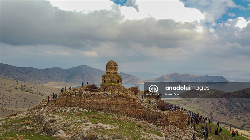 Одним из излюбленных мест посещения любителей отдыха на природе в Турции считается монастырь Святого Фомы в восточной провинции Ван