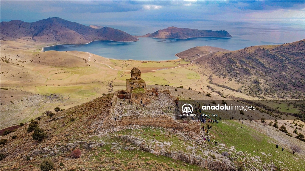 Одним из излюбленных мест посещения любителей отдыха на природе в Турции считается монастырь Святого Фомы в восточной провинции Ван