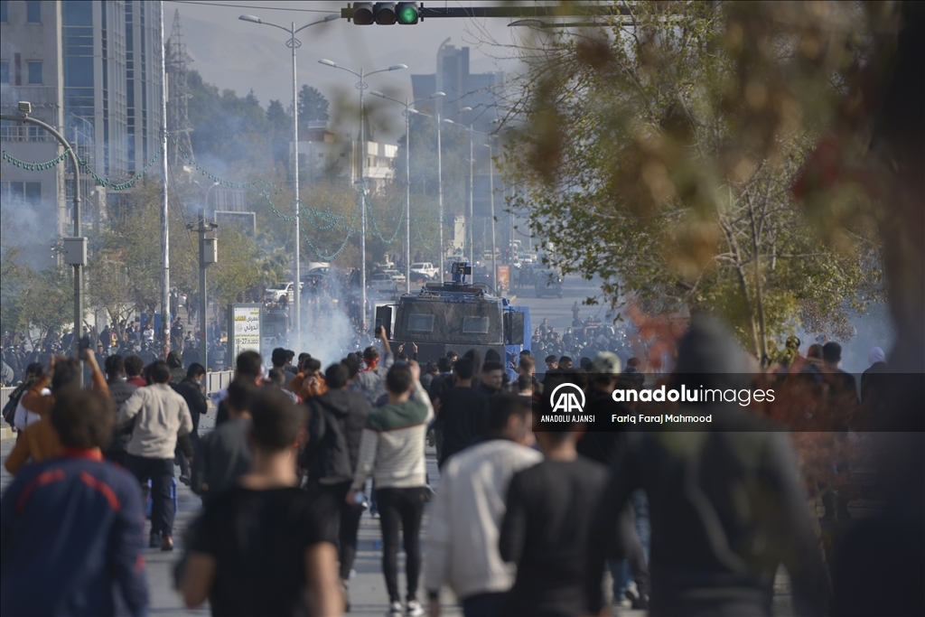 Irak'ın Süleymaniye kentinde güvenlik güçleri üniversite öğrencilerinin gösterisine müdahale etti