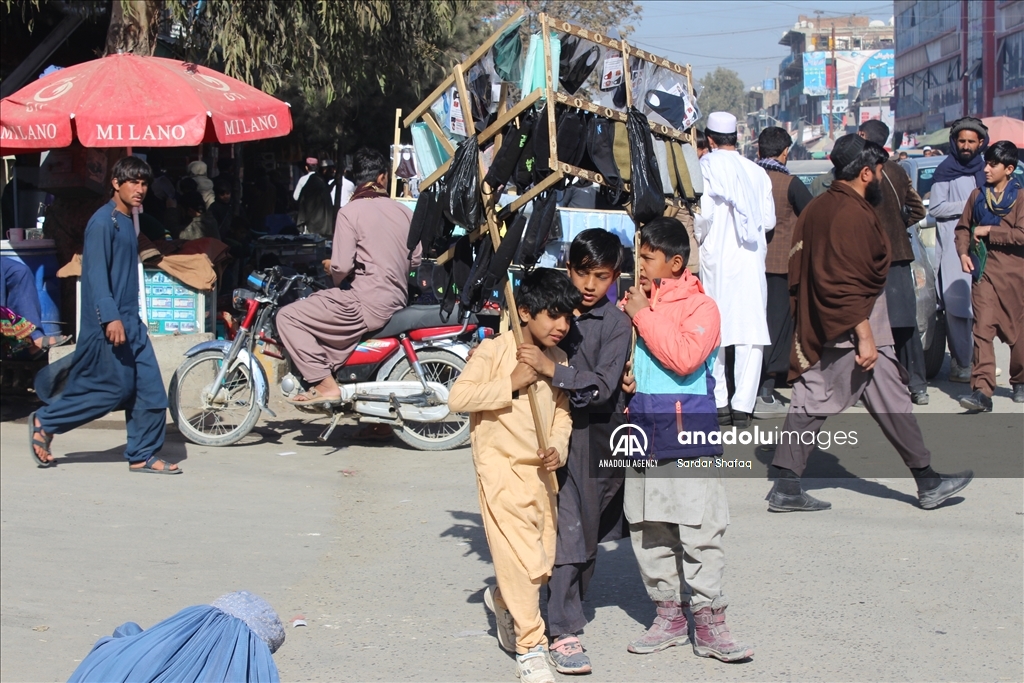 Anak-anak Afghan bekerja karena masalah ekonomi