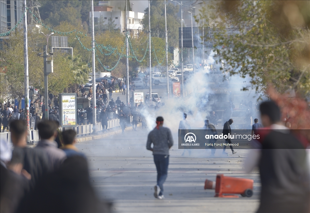Irak'ın Süleymaniye kentinde güvenlik güçleri üniversite öğrencilerinin gösterisine müdahale etti