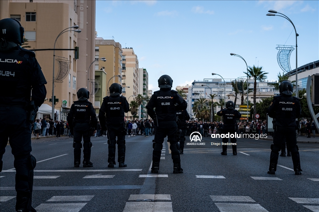 İspanya'da metal işçilerinin grevinde polis ile göstericiler çatıştı
