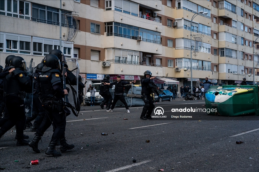 İspanya'da metal işçilerinin grevinde polis ile göstericiler çatıştı