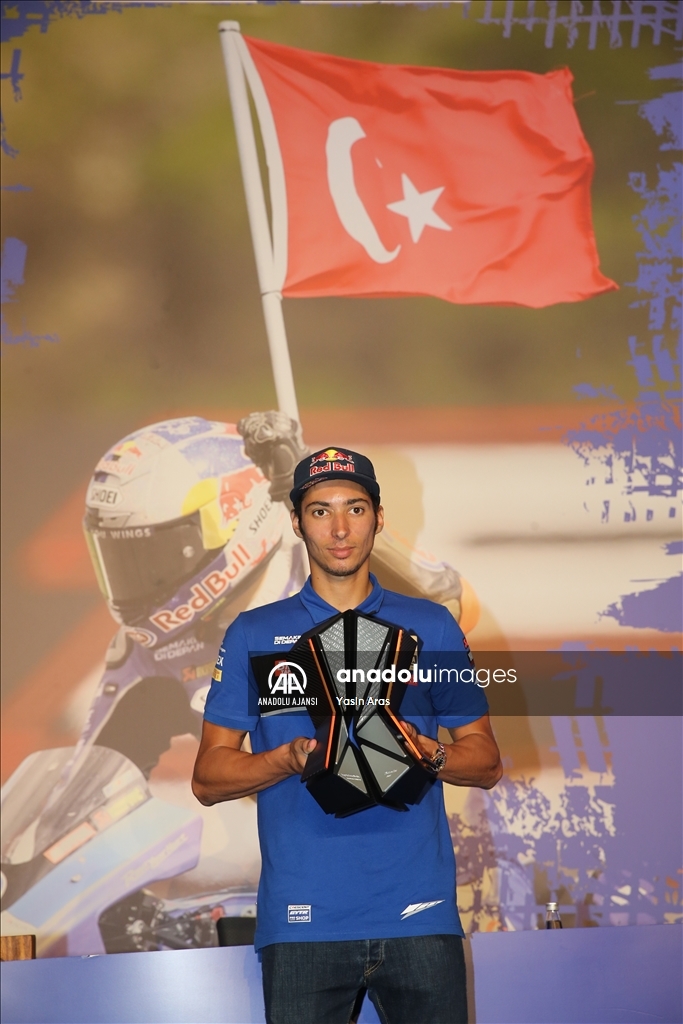 Dünya şampiyonu Toprak Razgatlıoğlu, basın mensuplarının karşısına çıktı