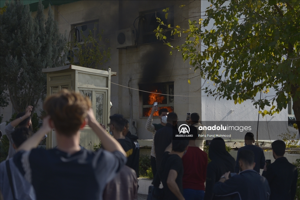 Süleymaniye'de üniversite öğrencilerinin düzenlediği gösterilerde KYB binası ateşe verildi