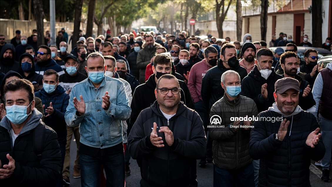İspanya'da metal işçilerinin grevinde polis ile göstericiler çatıştı