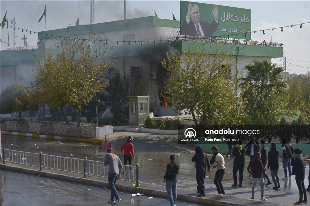 Süleymaniye'de üniversite öğrencilerinin düzenlediği gösterilerde KYB binası ateşe verildi