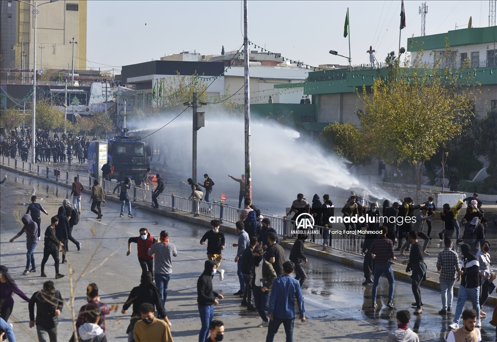 Irak'ın Süleymaniye kentinde güvenlik güçleri üniversite öğrencilerinin gösterisine müdahale etti
