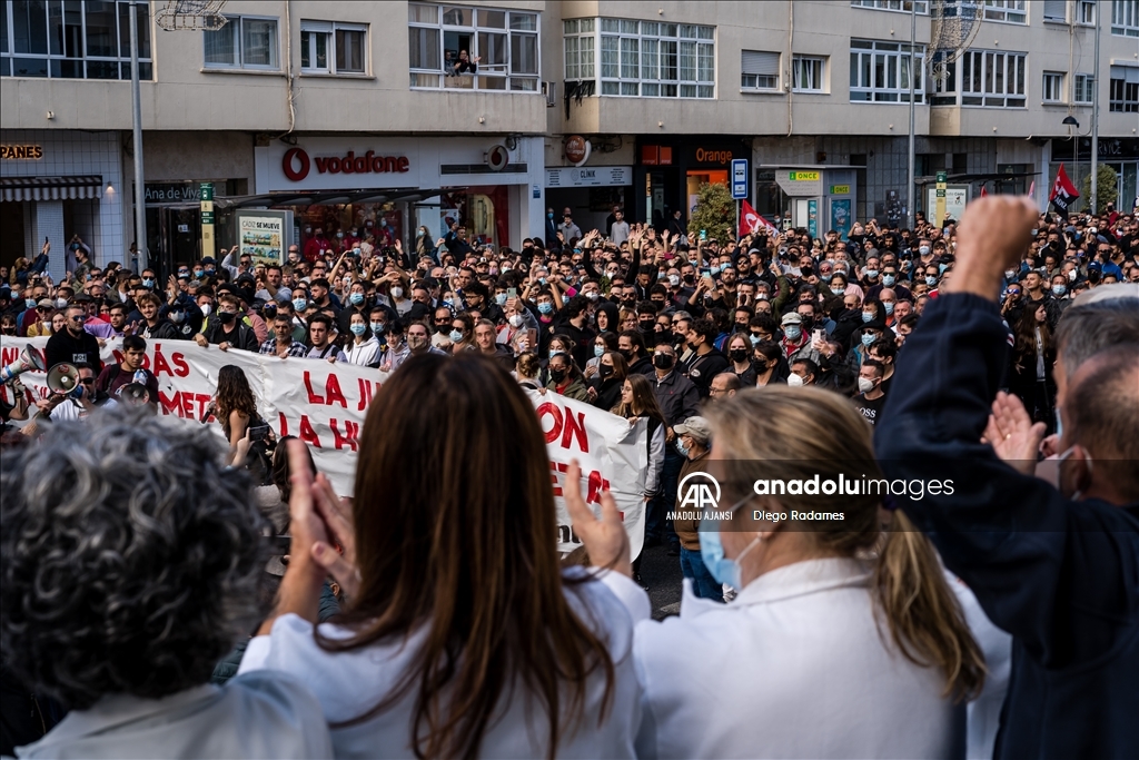 İspanya'da metal işçilerinin grevinde polis ile göstericiler çatıştı