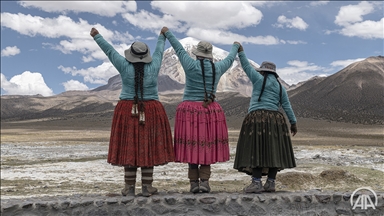 نساء من شعب الآيمارا يتسلقن جبال بوليفيا