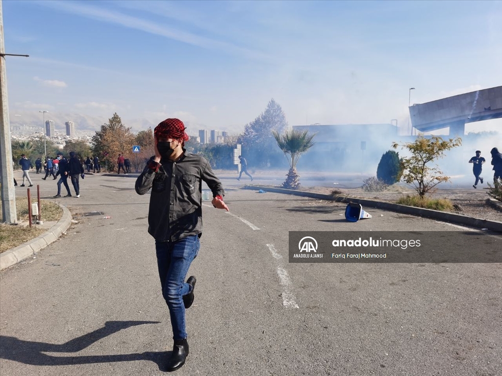 Irak'ın Süleymaniye kentinde üniversite öğrencilerinin gösterileri dördüncü gününde devam ediyor