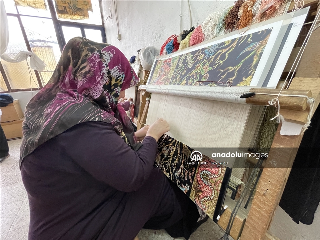 İpeği ilmek ilmek işleyip "resim tablosu" gibi halı dokuyorlar