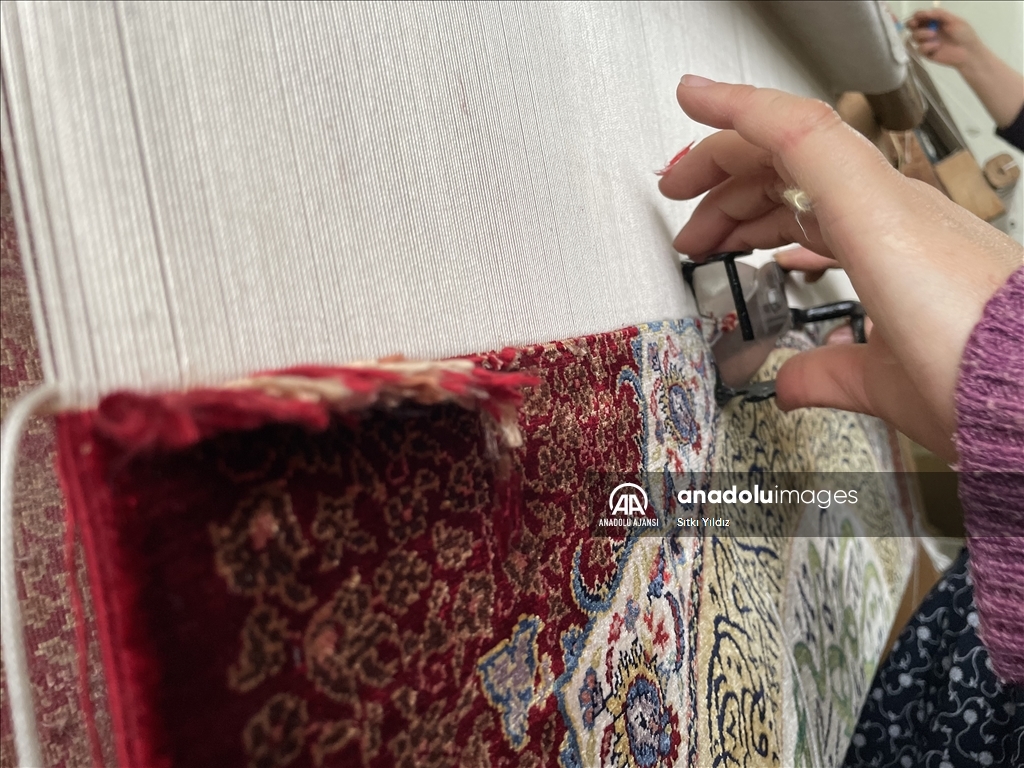 İpeği ilmek ilmek işleyip "resim tablosu" gibi halı dokuyorlar