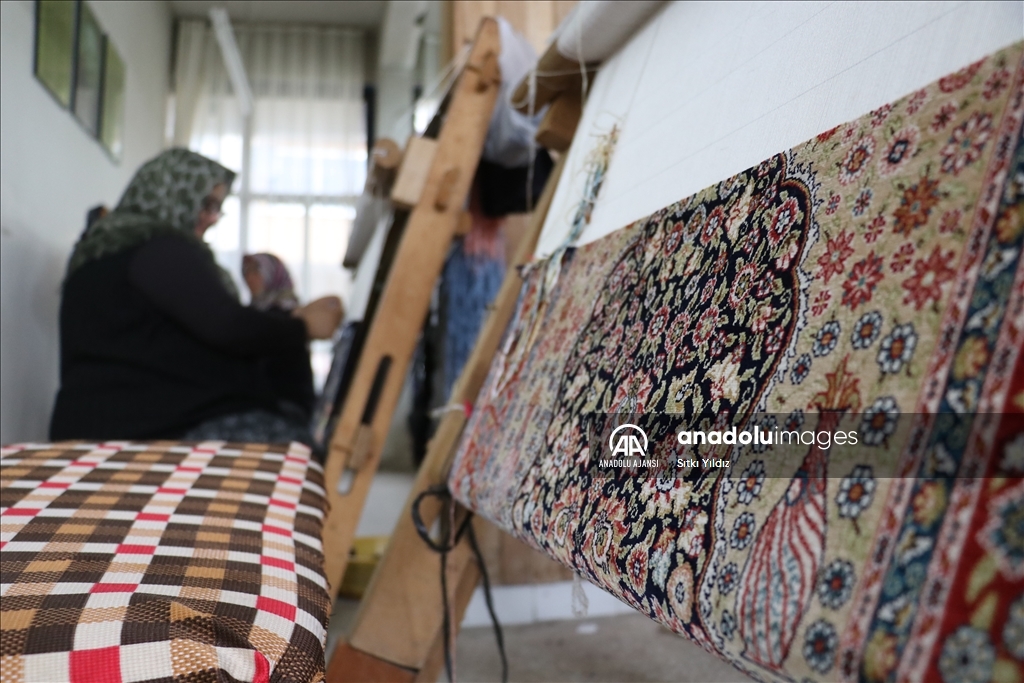 İpeği ilmek ilmek işleyip "resim tablosu" gibi halı dokuyorlar
