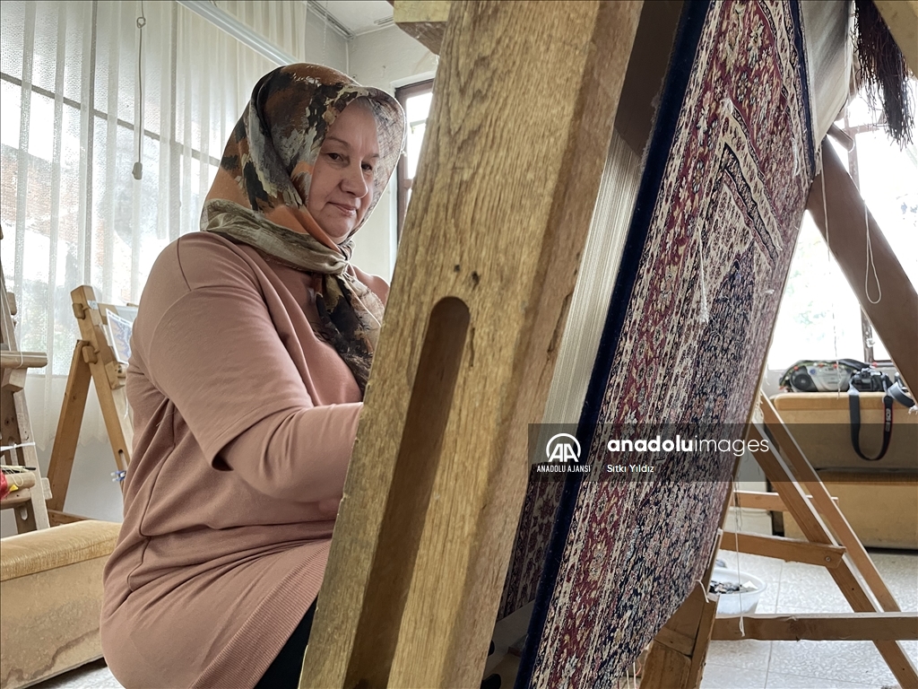 İpeği ilmek ilmek işleyip "resim tablosu" gibi halı dokuyorlar