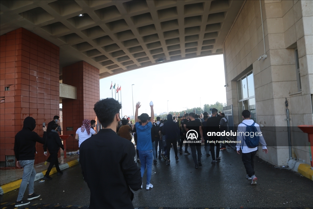 Irak'ın Süleymaniye kentinde üniversite öğrencilerinin gösterileri dördüncü gününde devam ediyor