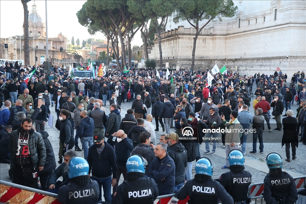 İtalya'da taksiciler genel greve giderek meydanlara indi