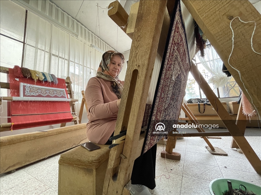 İpeği ilmek ilmek işleyip "resim tablosu" gibi halı dokuyorlar