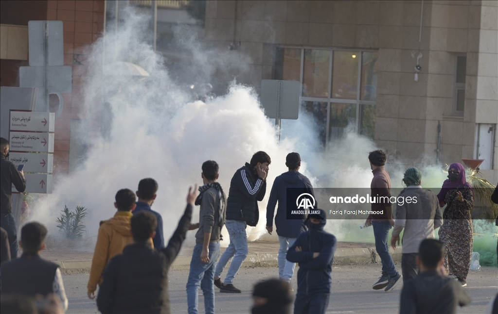Irak'ın Süleymaniye kentinde üniversite öğrencilerinin gösterileri dördüncü gününde devam ediyor