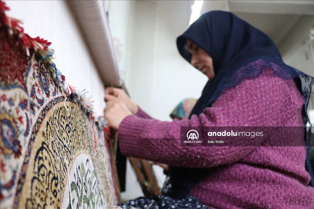 İpeği ilmek ilmek işleyip "resim tablosu" gibi halı dokuyorlar