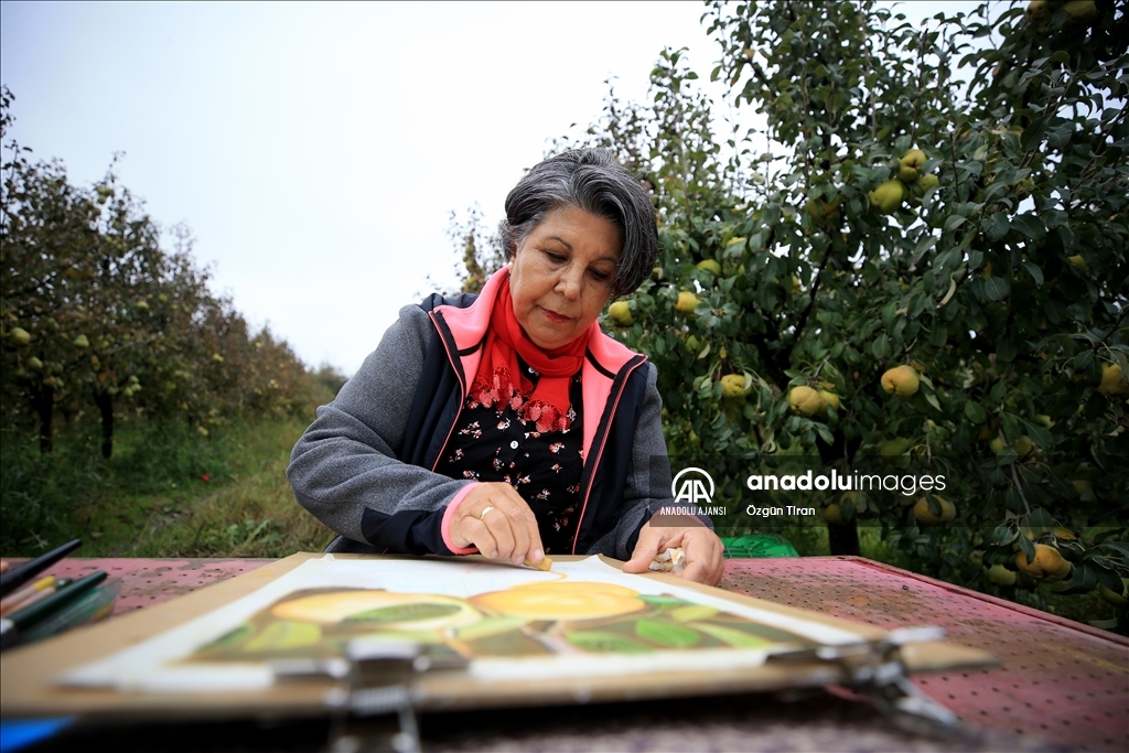 Doğal yaşam özlemiyle yerleştiği köyde meyve üretip resim yapıyor