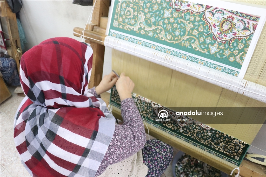İpeği ilmek ilmek işleyip "resim tablosu" gibi halı dokuyorlar