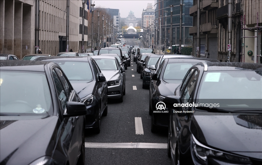 Uber sürücülerinden Brüksel’de protesto