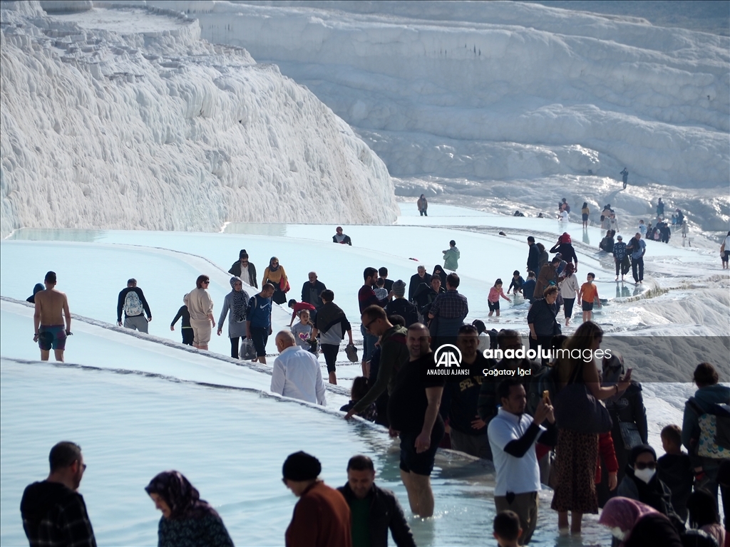 Pamukkale’yi ara tatilde 35 bin kişi gezdi