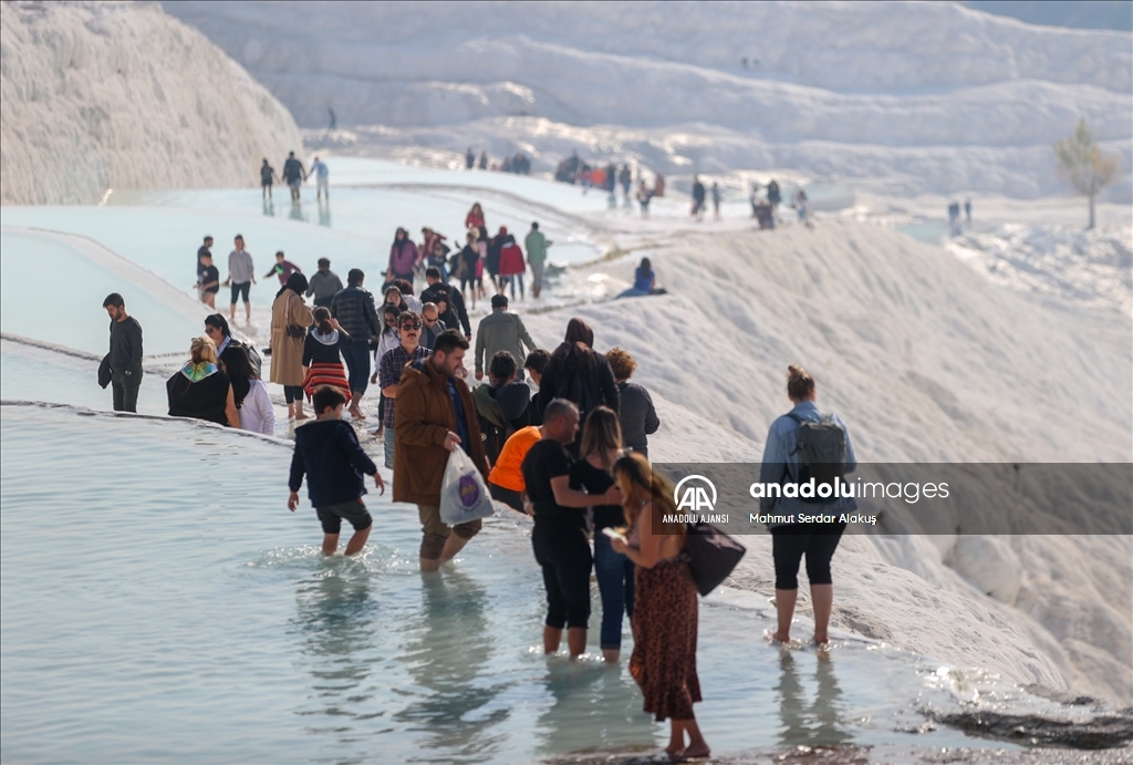 Pamukkale’yi ara tatilde 35 bin kişi gezdi