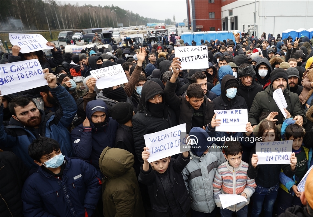 Belarus-Polonya sınırında Avrupa'ya göç yolunda bekleyenler gösteri yaptı