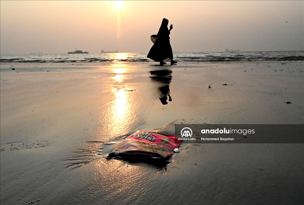Bangladeş'in Anowara Parki plajı evsel atık kirliliği ile karşı karşıya