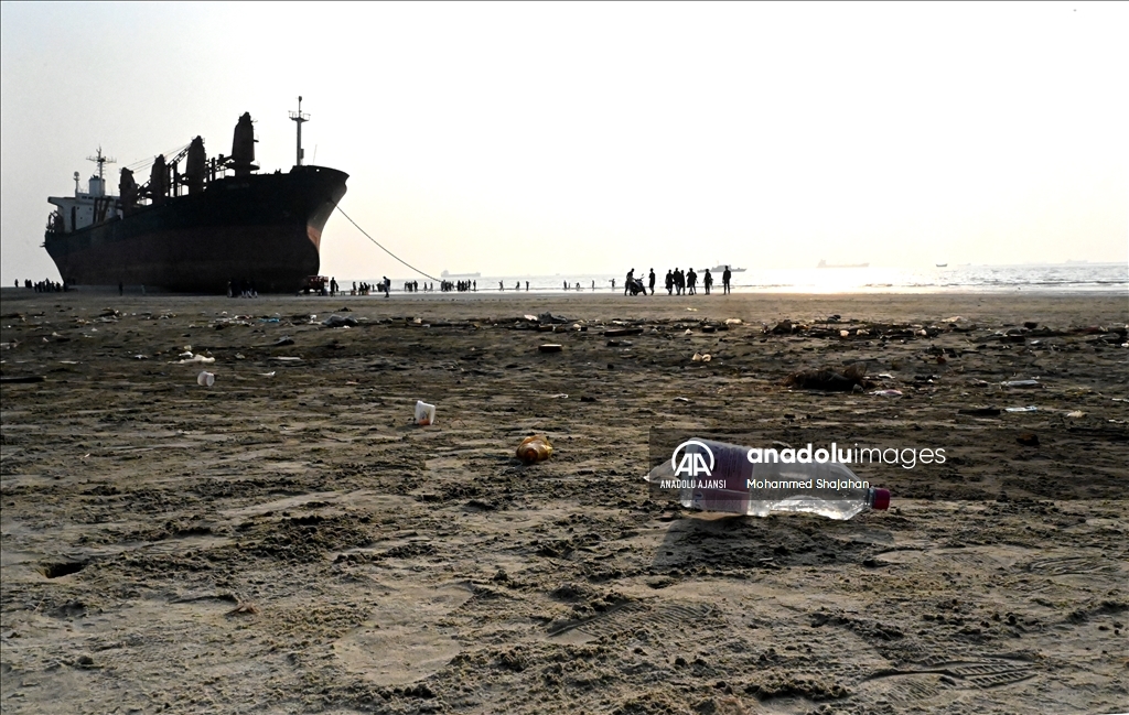 Bangladeş'in Anowara Parki plajı evsel atık kirliliği ile karşı karşıya