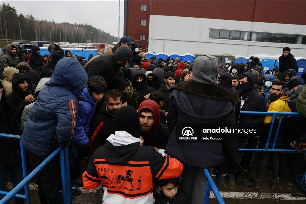 Belarus-Polonya sınırında Avrupa'ya göç yolunda bekleyenler gösteri yaptı