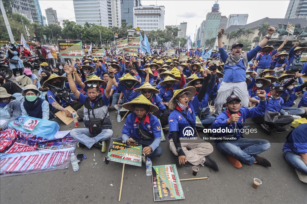 Buruh di Jakarta gelar aksi tuntut kenaikan upah mininum