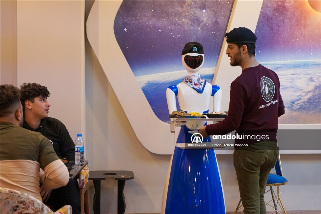 Irak'ın Musul kentindeki bir restoranda "robot garsonlar" işe başladı
