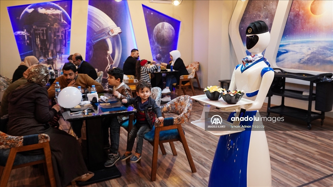 Irak'ın Musul kentindeki bir restoranda "robot garsonlar" işe başladı