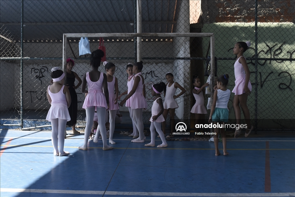 Rio de Janeiro'daki favelalarda bale eğitimi