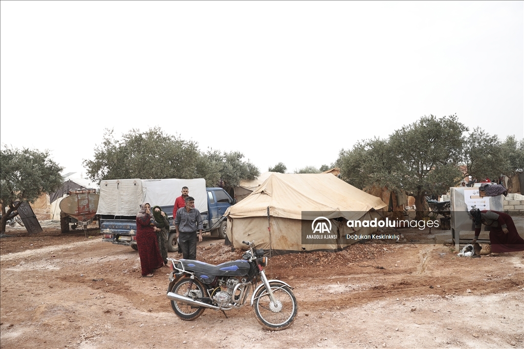 İç savaş mağdurlarının zeytin ağaçları arasına kurulan kamptaki yaşam mücadelesi