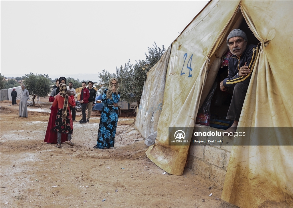İç savaş mağdurlarının zeytin ağaçları arasına kurulan kamptaki yaşam mücadelesi