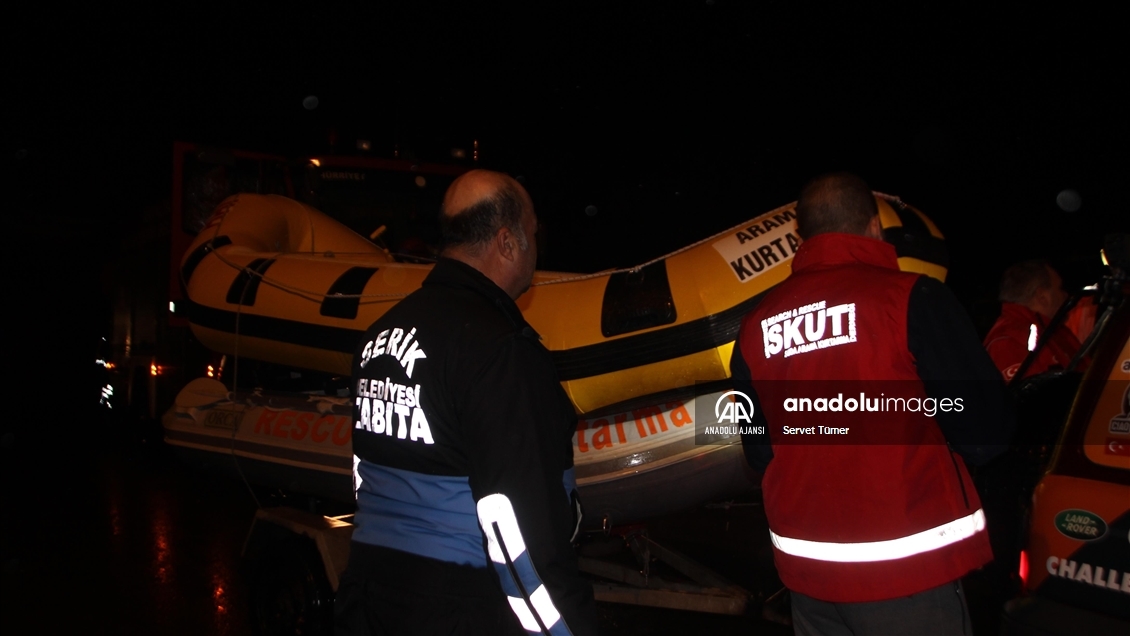 Antalya'da su taşkını nedeniyle odun deposunda mahsur kalan 14 işçi kurtarıldı