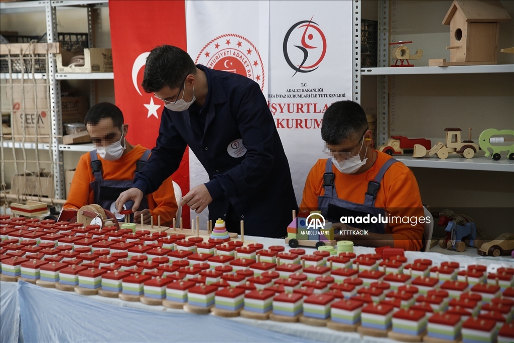 Hükümlüler meslek edinirken ahşap oyuncak da üretiyor