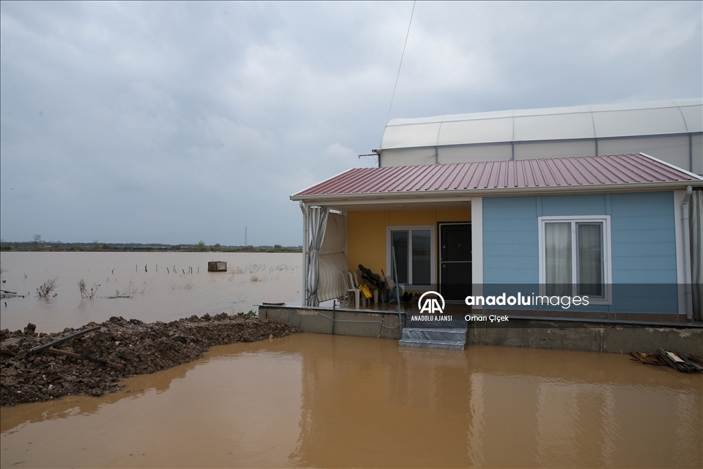 Antalya'da sağanak su taşkınlarına neden oldu