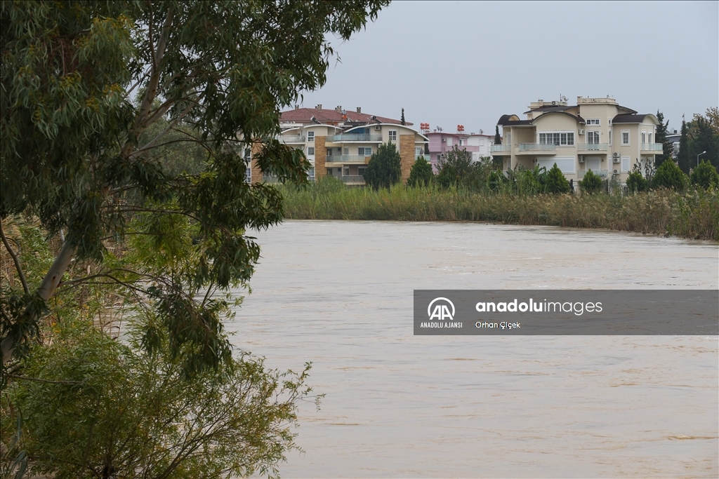 Antalya'da sağanak su taşkınlarına neden oldu