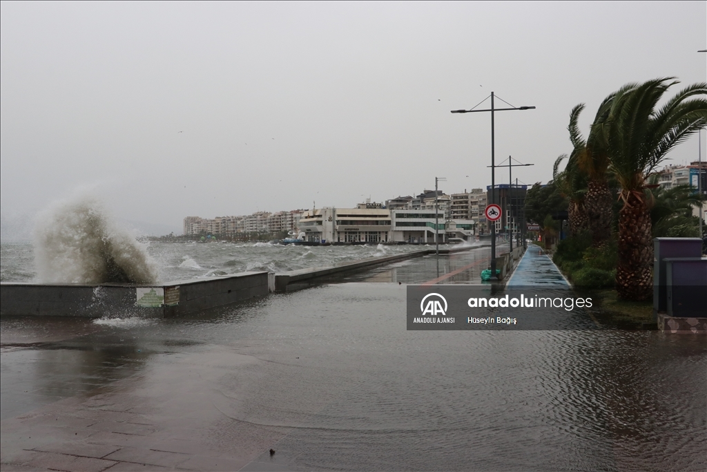İzmir'de fırtına nedeniyle deniz taştı
