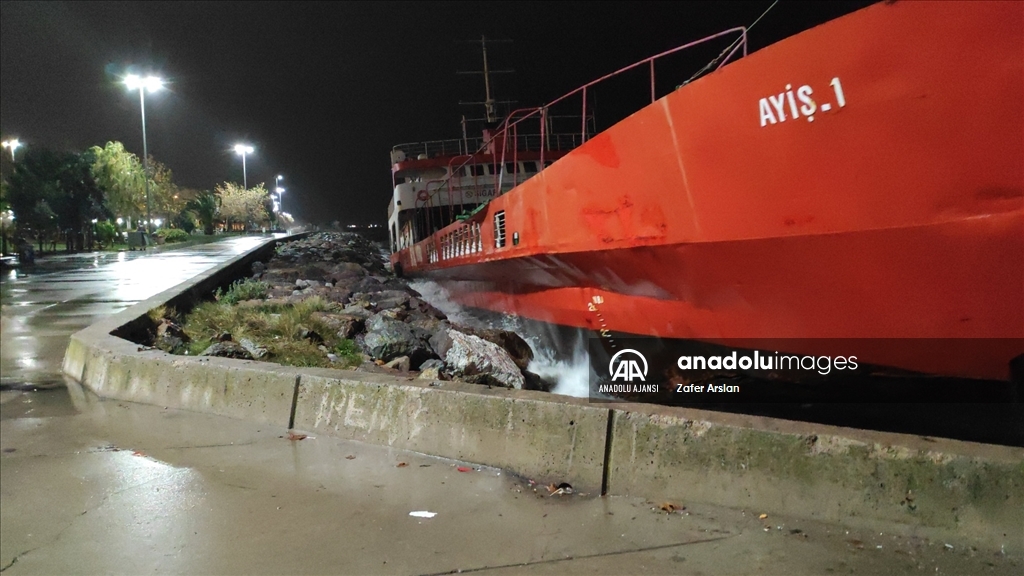 Maltepe'de karaya yaslanan Ro-Ro gemisi için önlem alındı