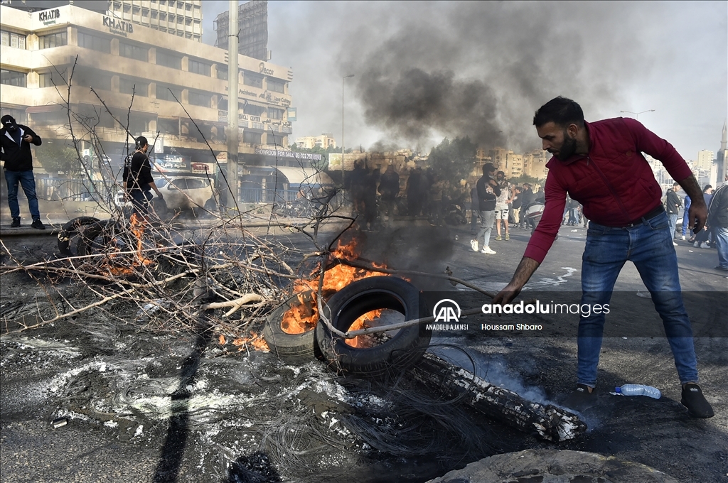 Lübnan'da ekonomik krizi ve elektrik kesintilerini protesto eden halk yolları kapattı