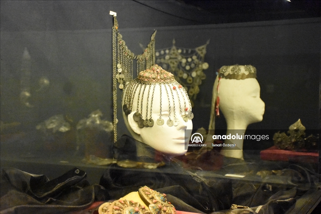 Baba mirası müzedeki Osmanlı giysi ve takılarını geleceğe taşıyor