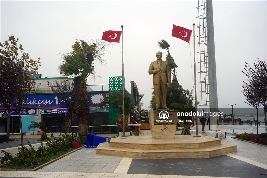 Kuzey Ege'de fırtına etkili oluyor