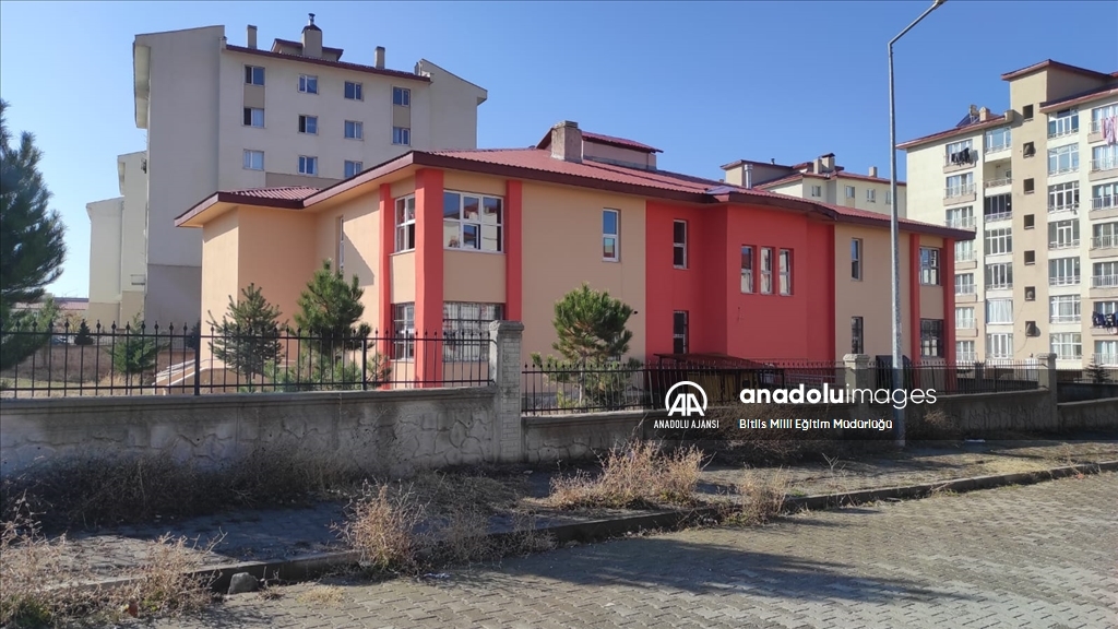Bitlis'te meslek lisesi öğrencileri ürettikleri boyalarla 323 okulu renklendirdi